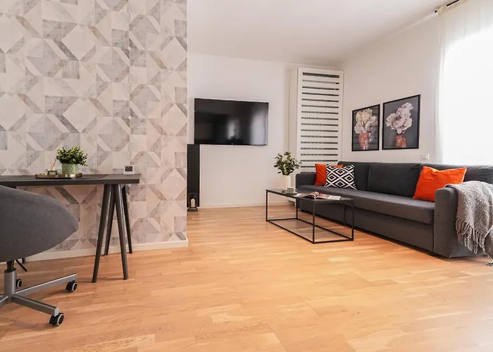 Maria - Modern Apartment With Parking And Workspace