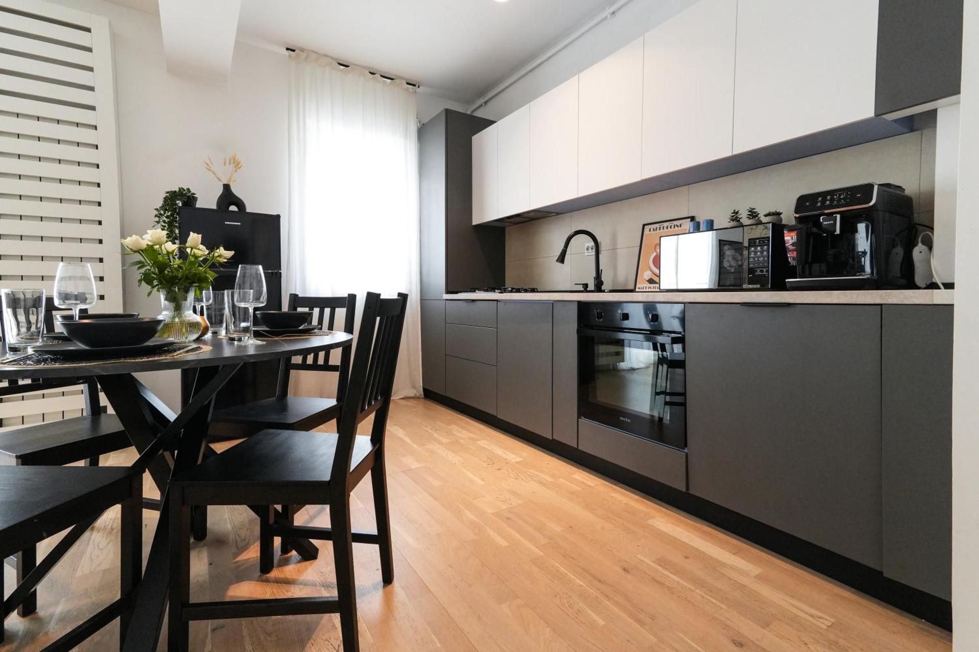 Maria - Modern With Parking And Workspace