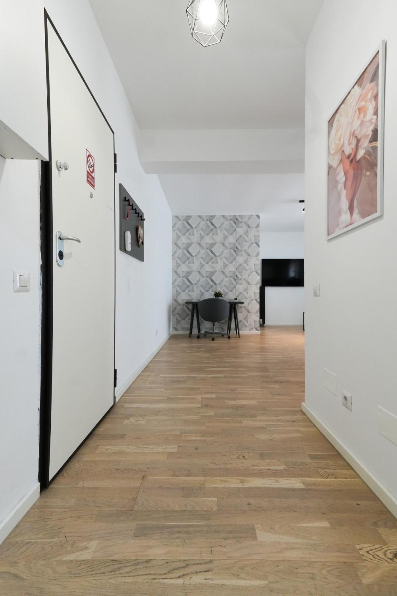 Maria - Modern With Parking And Workspace Apartment